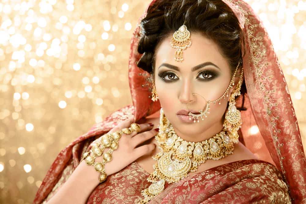 Indian bride wearing hathphool.