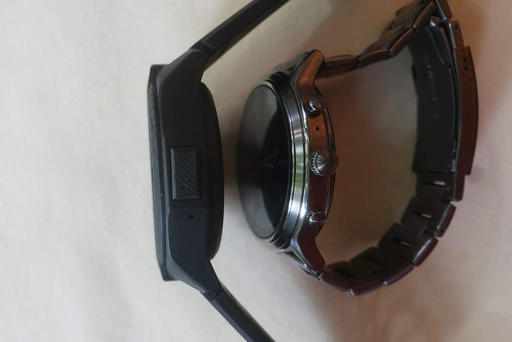 ticwatch s2 vs fossil gen 5 carlyle buttons crown