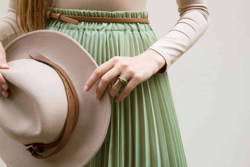 Skirt with accordion pleats.