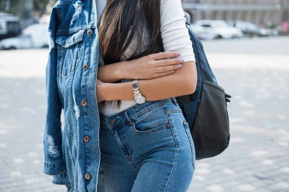 A fashionable woman wearing jeans.
