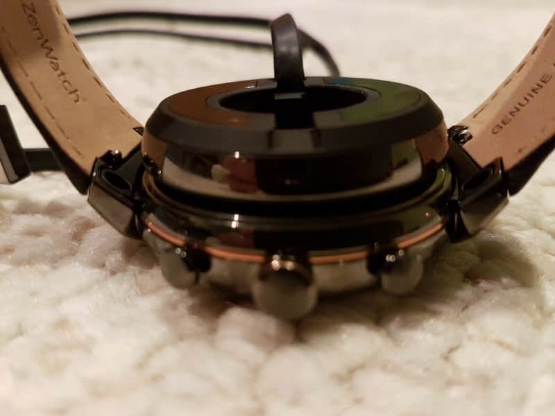 Charger magnetically attached to ZenWatch 3