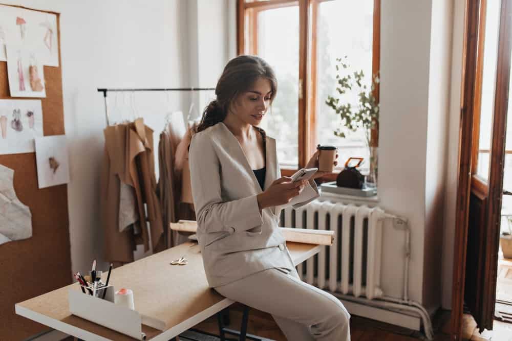 A lady wearing a pair of light gray linen pants.