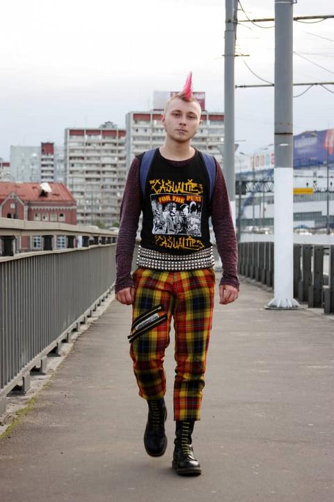 Man in a ska outfit walks down the Moscow street.